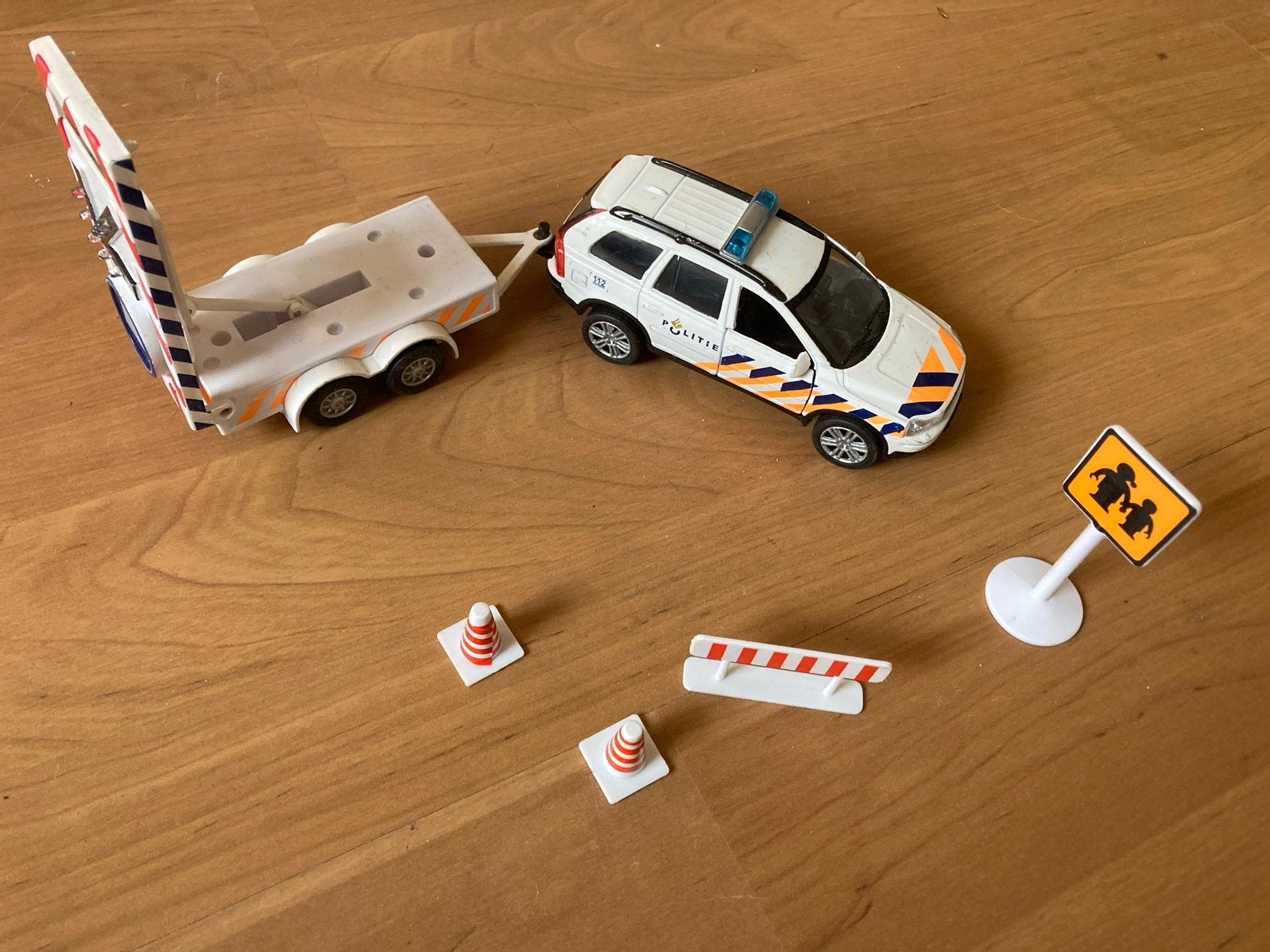 Politie auto speelset met aanhanger en accessoires, Ophalen of Verzenden, Gebruikt