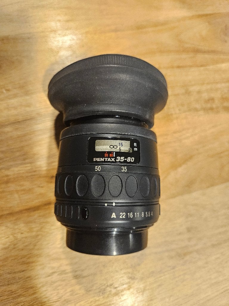 Pentax F 35-80mm f/4-5.6 zoomlens met B+W 49ES KR1.5 filter, Zo goed als nieuw, Standaardlens, Pentax K-mount, Zonnekap