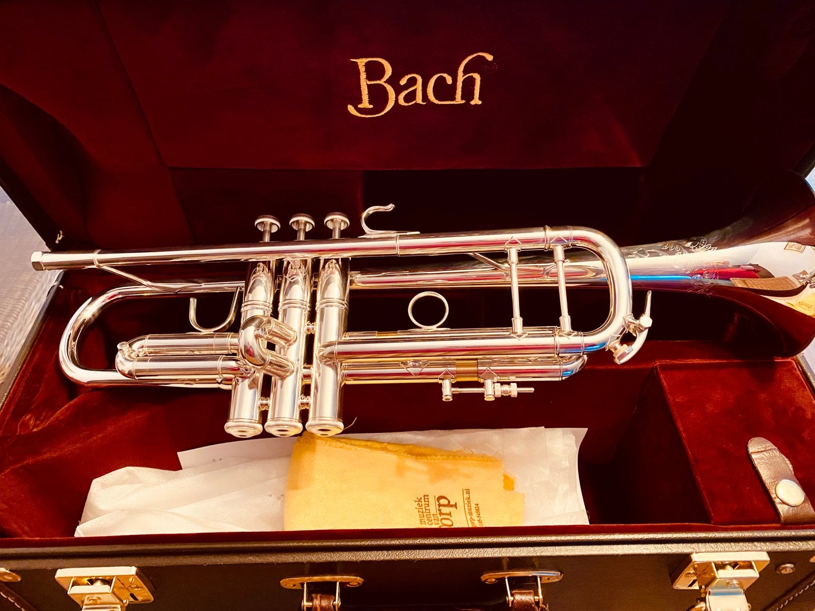 Bach Anniversary Bb trompet model 190S-37 ML nieuw in koffer, Ophalen of Verzenden, Nieuw, Bes-trompet, Met koffer