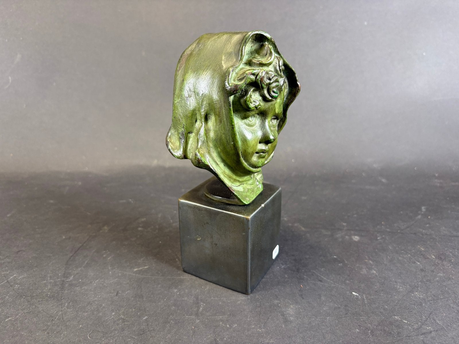 Bronzen buste van kind met hoofddoek, 19cm hoog, Antiek en Kunst, Minder dan 20 cm, Buste, Ophalen of Verzenden, Vrouw