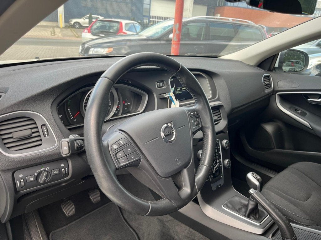 Volvo V40  2.0 T2 Momentum 1e eigenaar Navi/PDC/Bluethooth, Auto's, Voorwielaandrijving, Gebruikt, Euro 6, 4 cilinders