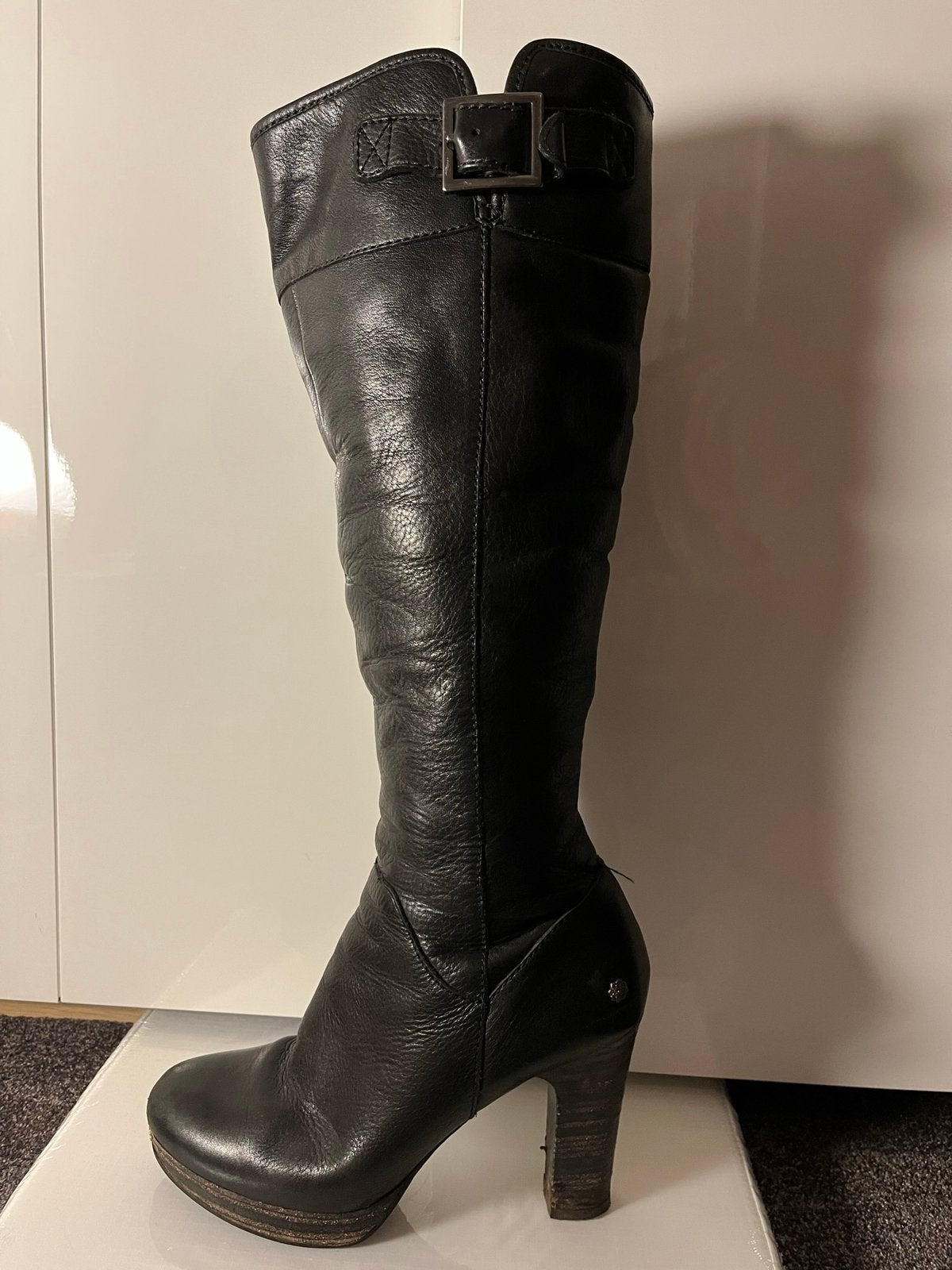 Laarzen UGG zwart leer maat 38, Hoge laarzen, Zwart, Ophalen of Verzenden, Gedragen