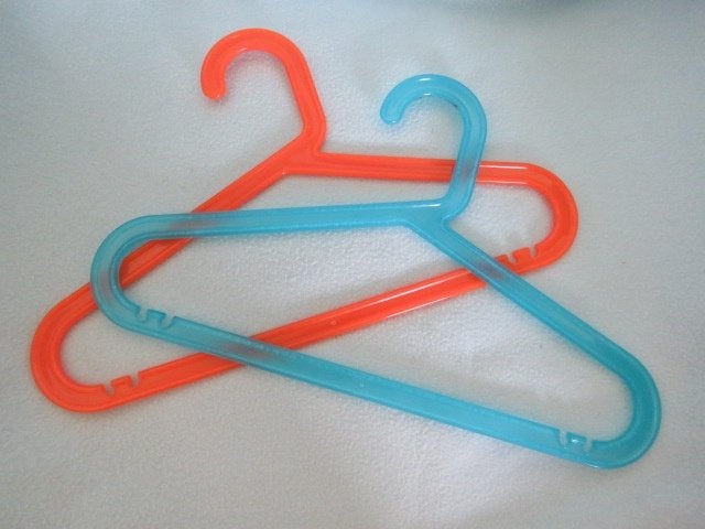 50 CENT OF GRATIS 2 plastic kledinghangertjes Ikea, Ophalen, Zo goed als nieuw, Ikea, Jongen of Meisje