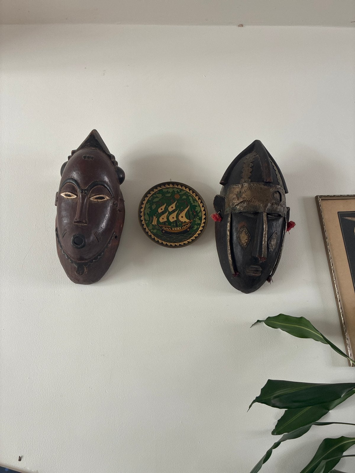 Twee Afrikaanse houten maskers en een decoratieve schijf, Bruin, Afrika, Masker, Handgemaakt