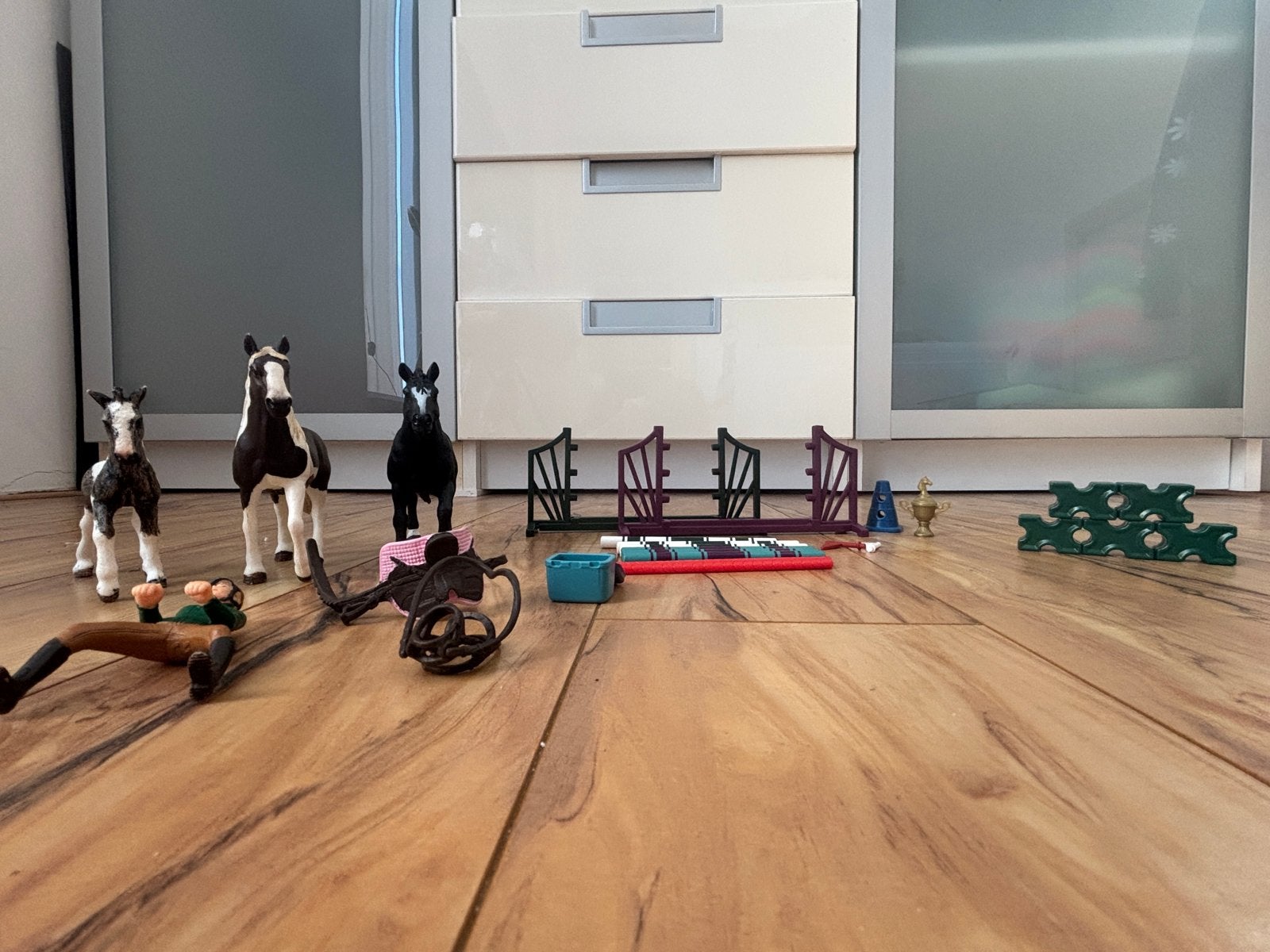 Schleich paarden en ruiter set met hindernissen, Ophalen of Verzenden, Gebruikt, Jongen of Meisje