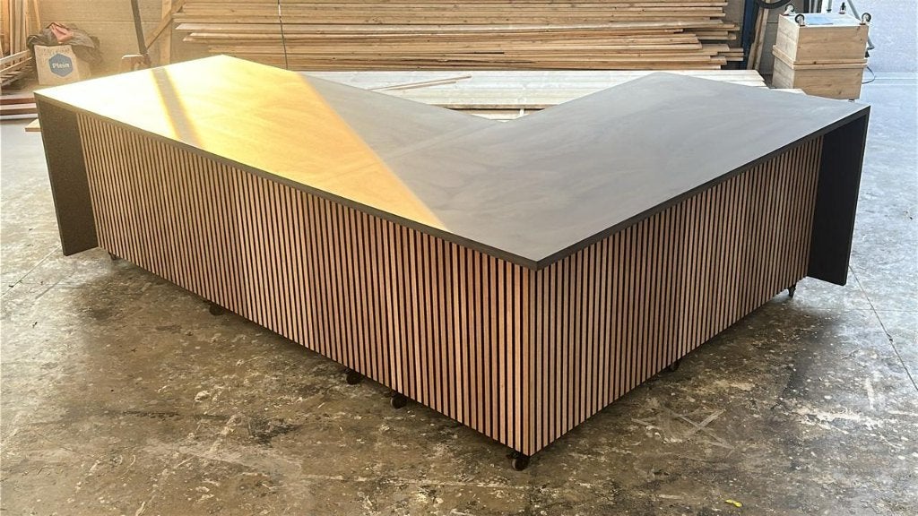 Maatwerk L-vormige balie 350x250 cm – zwart met Akupanel, Ophalen, Zo goed als nieuw