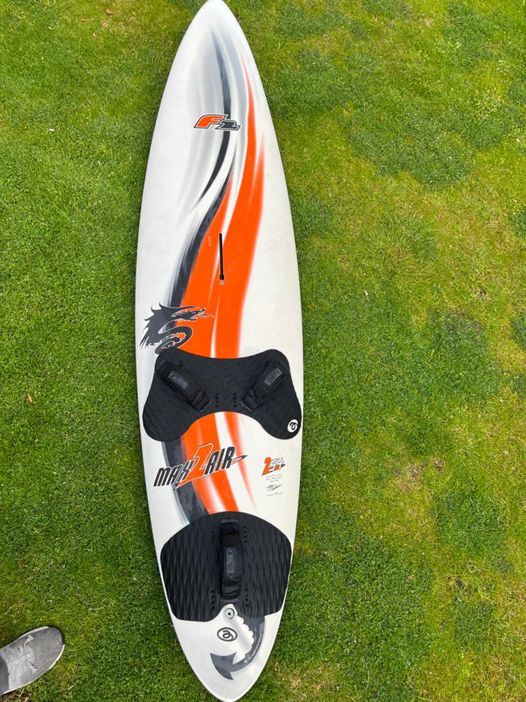 F2 Max2Air Surfplank - 90 ltr /2.54mtr/55.5cm breed, Watersport en Boten, Windsurfen, Ophalen, Met voetbanden, Gebruikt, Minder dan 250 cm