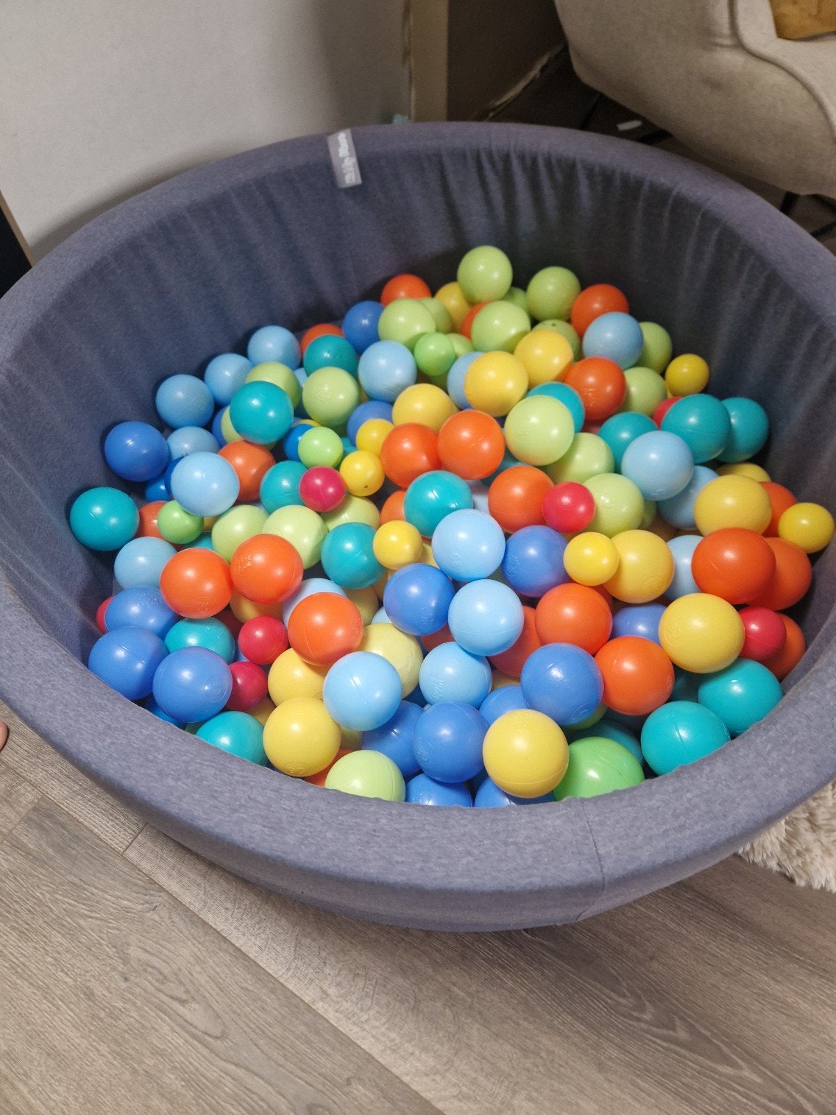 Stoffen ballenbak met gekleurde ballen, Ophalen, Zo goed als nieuw, Jongen of Meisje