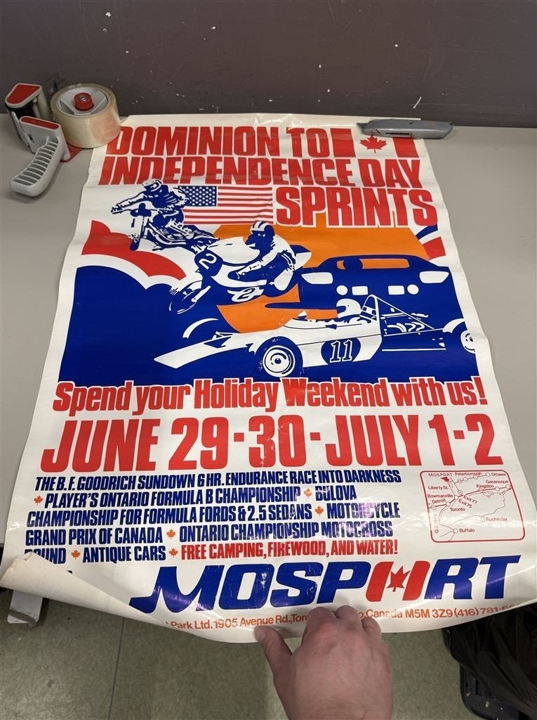 Vintage poster - 70s Dominion & Independence Day Sprint Mosp, Verzamelen, Ophalen of Verzenden, Gebruikt, Auto's