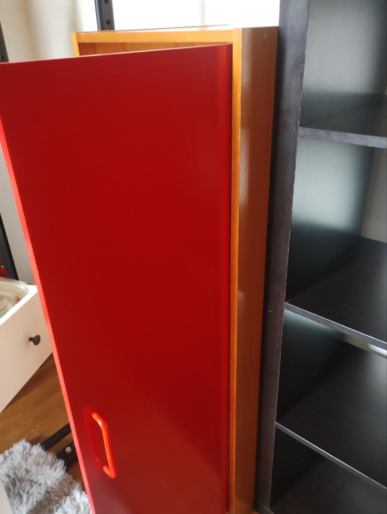 Houten kast met opvallende rode deur - 40x126x50 cm, Huis en Inrichting, Kasten | Boekenkasten, Ophalen