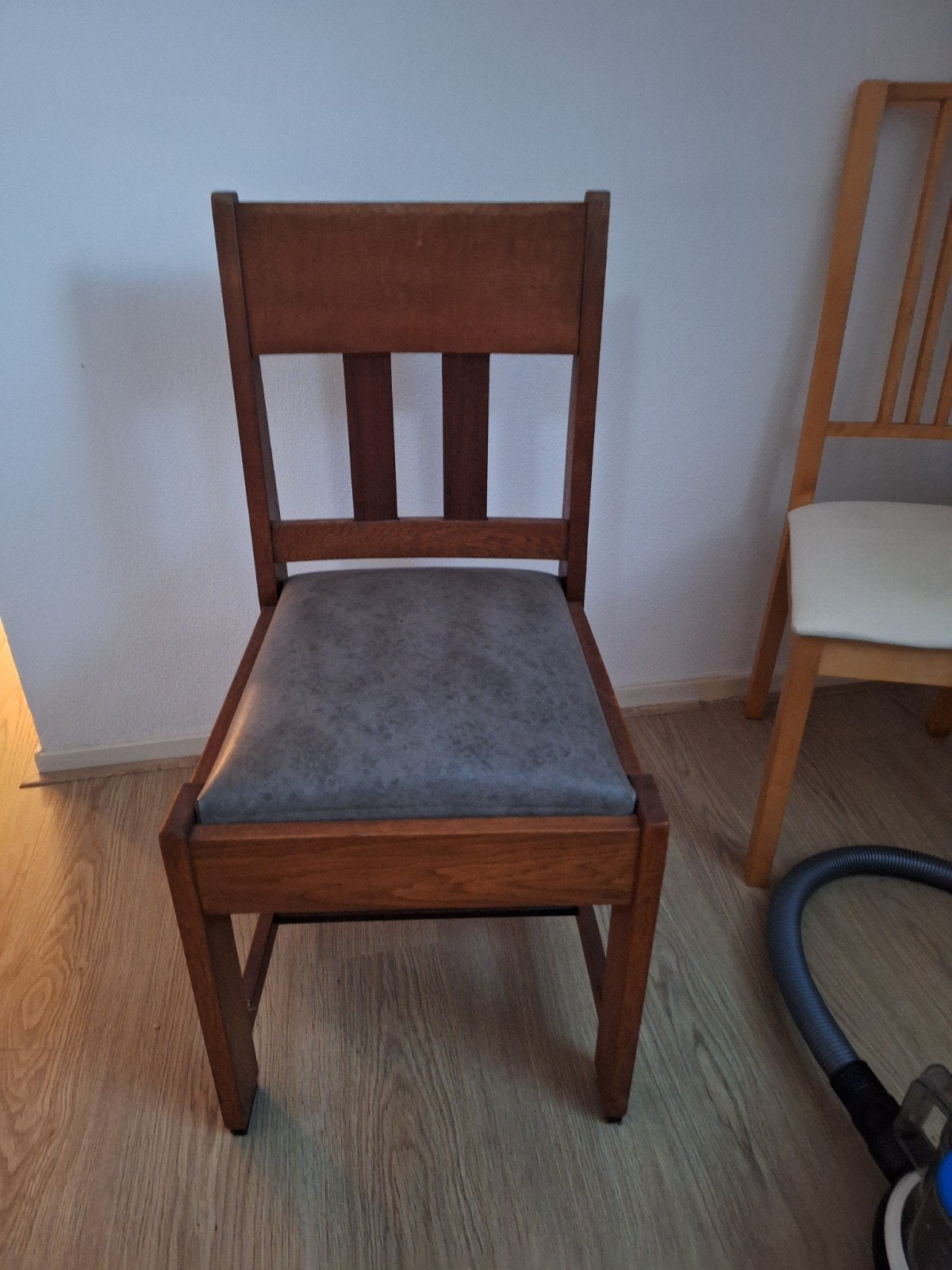 Gratis houten stoel met gestoffeerde zitting, Huis en Inrichting, Stoelen, Ophalen, Gebruikt, Bruin, Klassiek