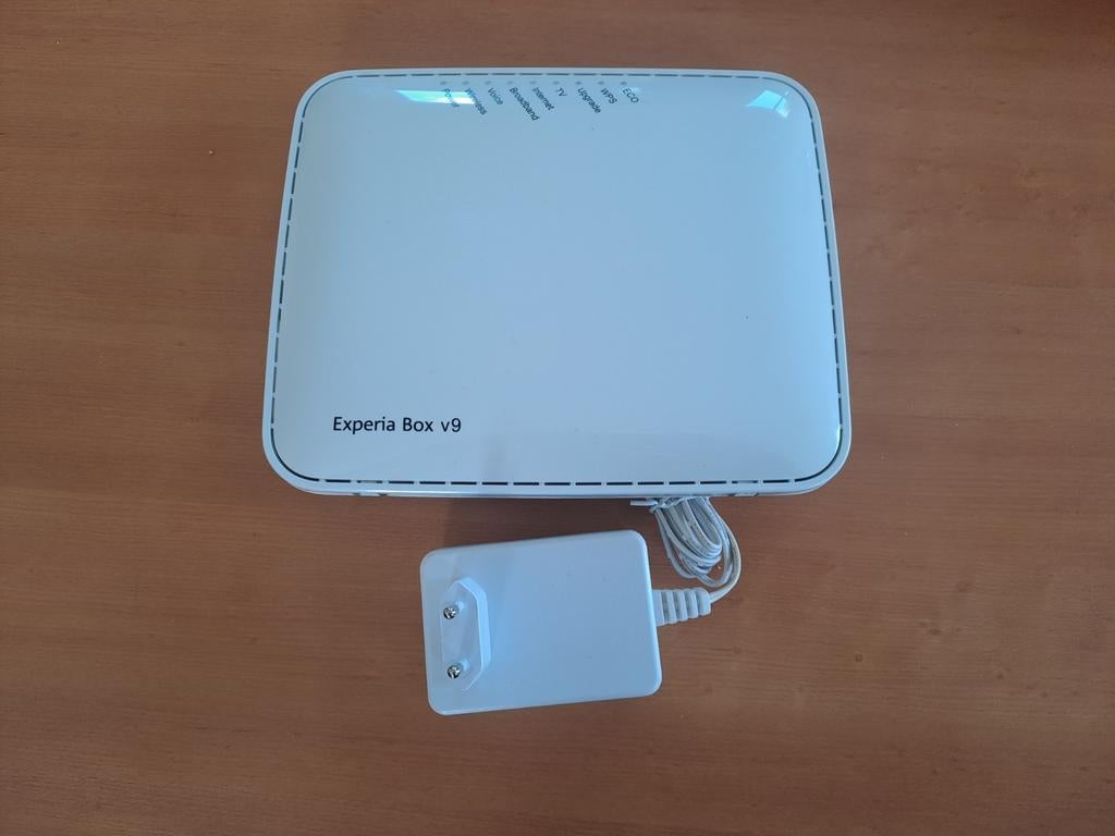 Experia Box V9 Router met adapter, Computers en Software, Routers en Modems, Gebruikt, Router met modem, Ophalen