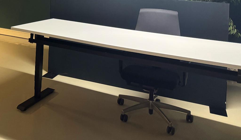 KOOPJE - bureau wit - hoekbureau wit, Huis en Inrichting, Bureaus, Ophalen, Zit-sta bureau, In hoogte verstelbaar, Zo goed als nieuw