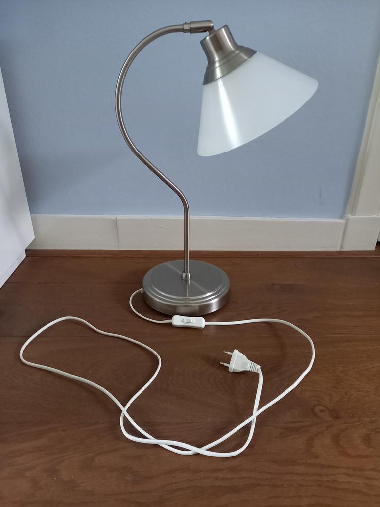 Bureau lamp Kroby IKEA witte kap, Huis en Inrichting, Lampen | Tafellampen, Lamp IKEA Kroby chroom witte kap, Ophalen of Verzenden