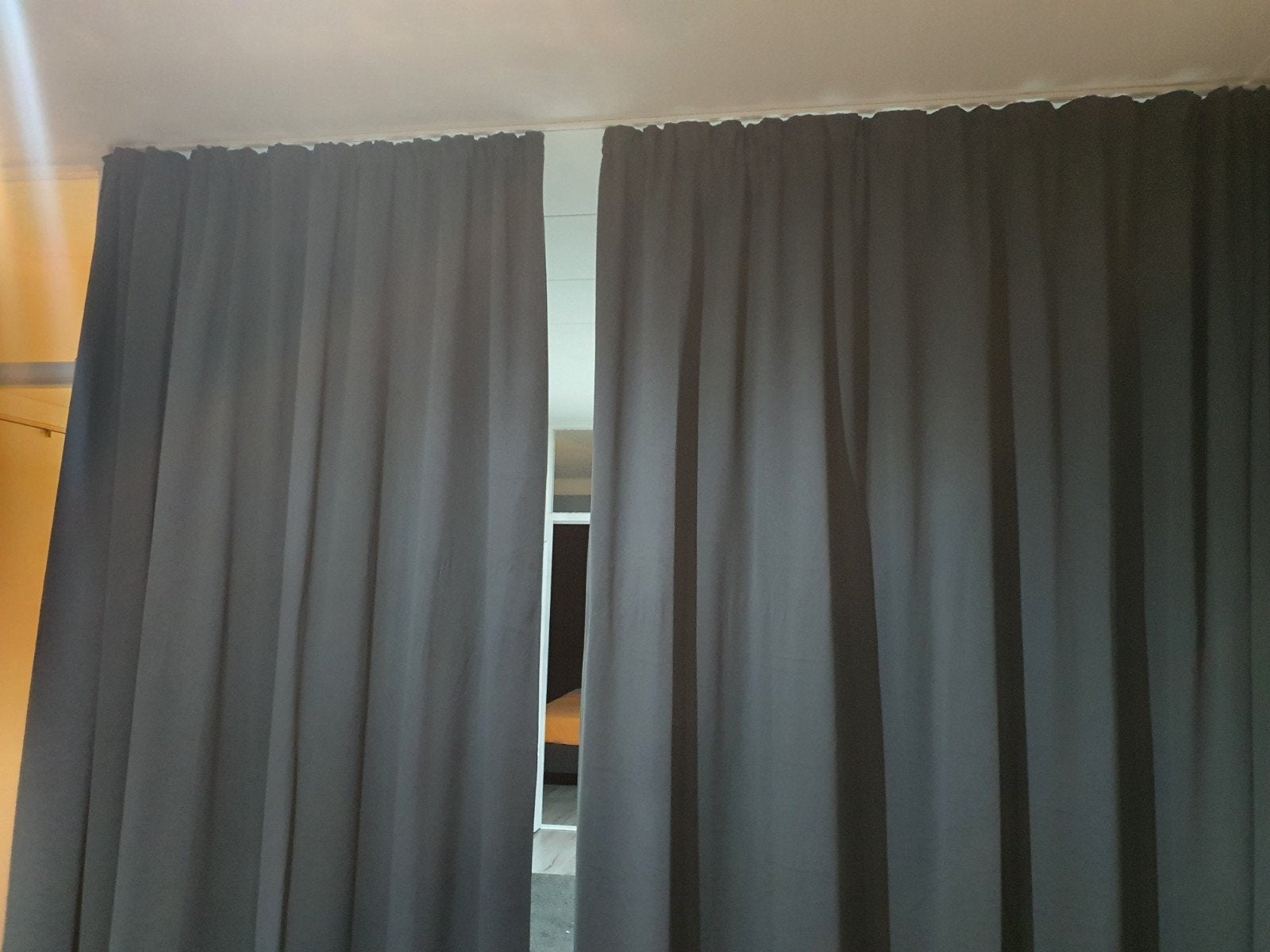 Donkergrijze verduisterende gordijnen twee stuk, Huis en Inrichting, Gebruikt, 200 cm of meer, Ophalen of Verzenden, 200 cm of meer