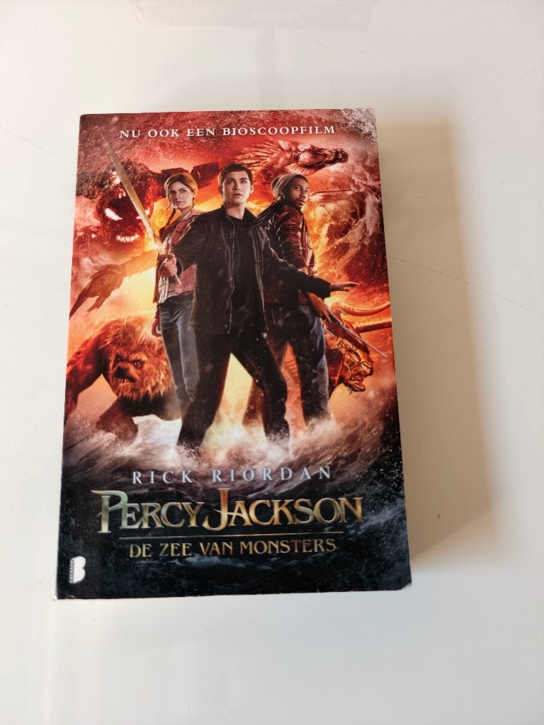 Percy Jackson zee van monsters, Boeken, Ophalen of Verzenden, Gelezen