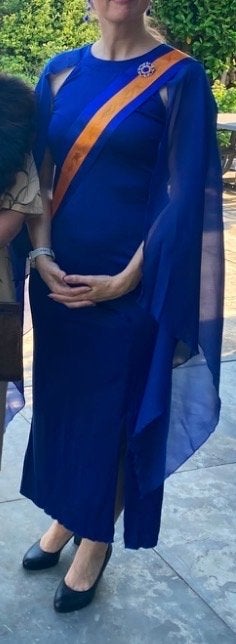 Maxima / Elegante blauwe avondjurk, kroon en oorbellen, Maat 38/40 (M), Blauw, Ophalen of Verzenden, Zo goed als nieuw