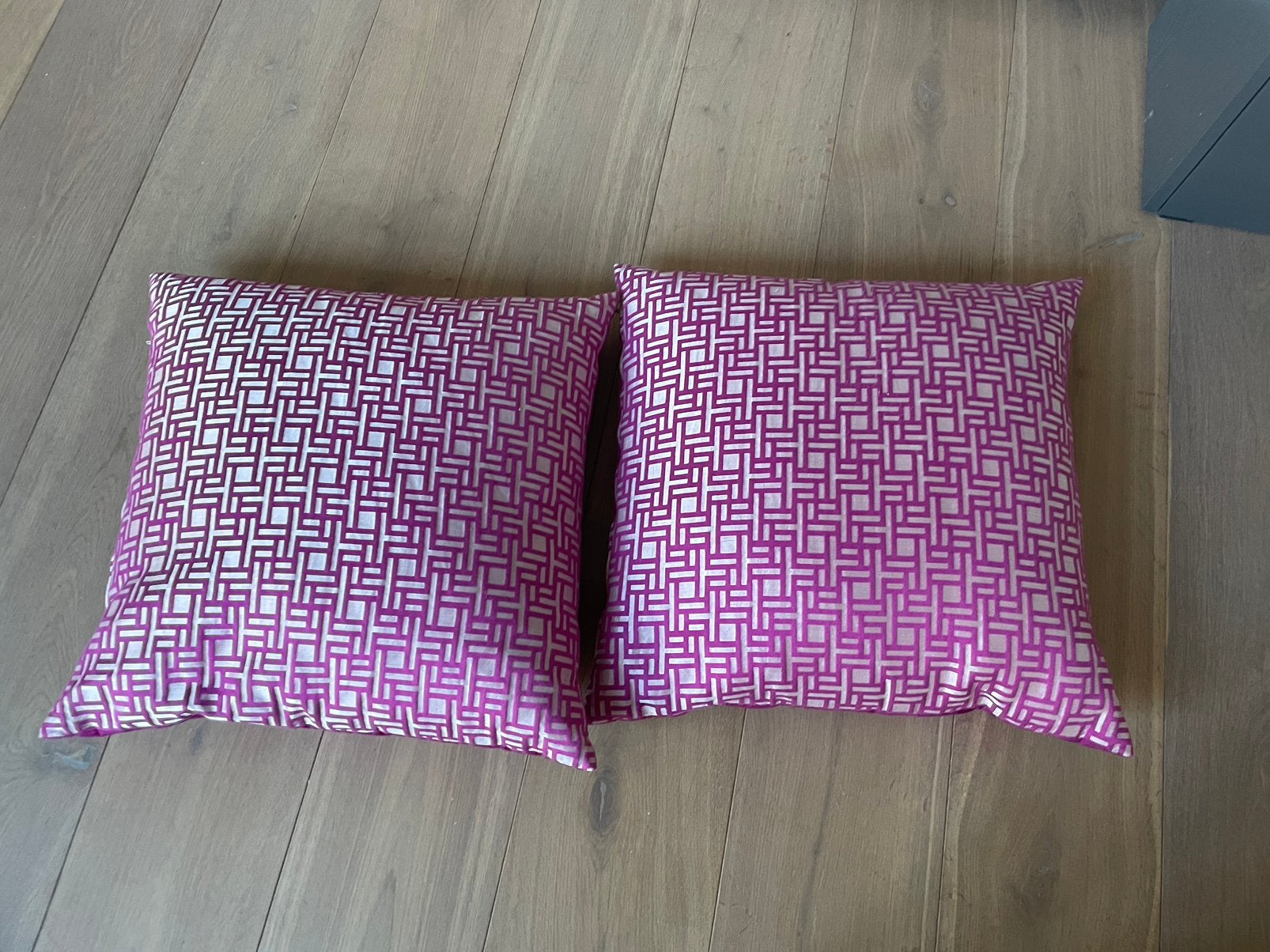 Set van 2 luxe sierkussens – roze/wit grafisch design, Ophalen of Verzenden, Zo goed als nieuw, Roze, Vierkant