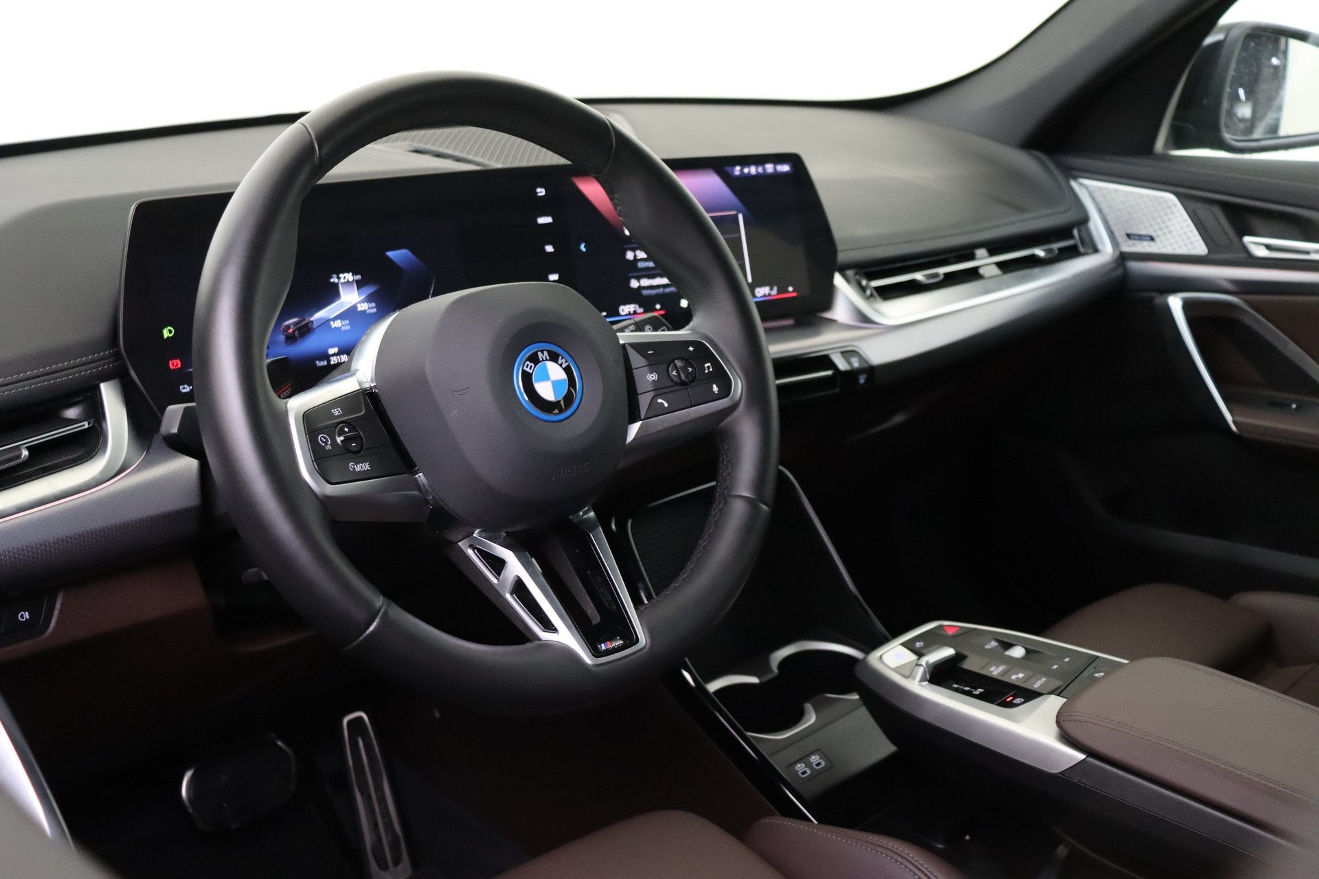 BMW iX1 xDrive30 M Sport / Sportstoelen / Achteruitrijcamera, Auto's, Gebruikt, Met garantie (alle), 24 min, Zwart