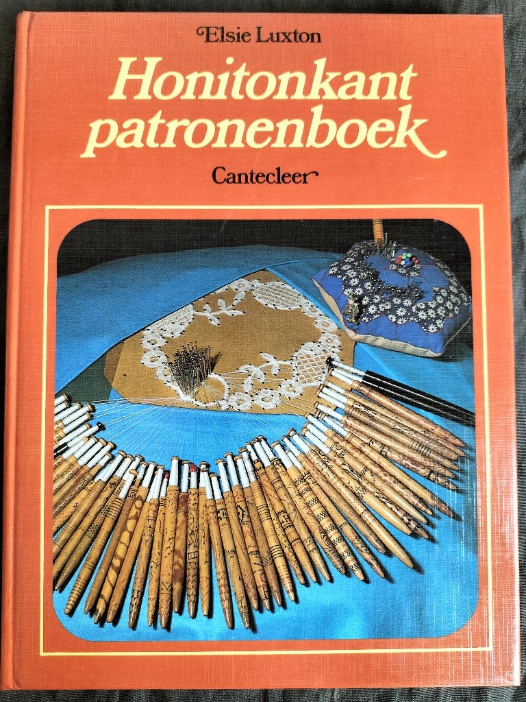 Elsie Luxton - Honitonkant patronenboek / kantklossen, Hobby en Vrije tijd, Kantklossen, Ophalen of Verzenden, Zo goed als nieuw