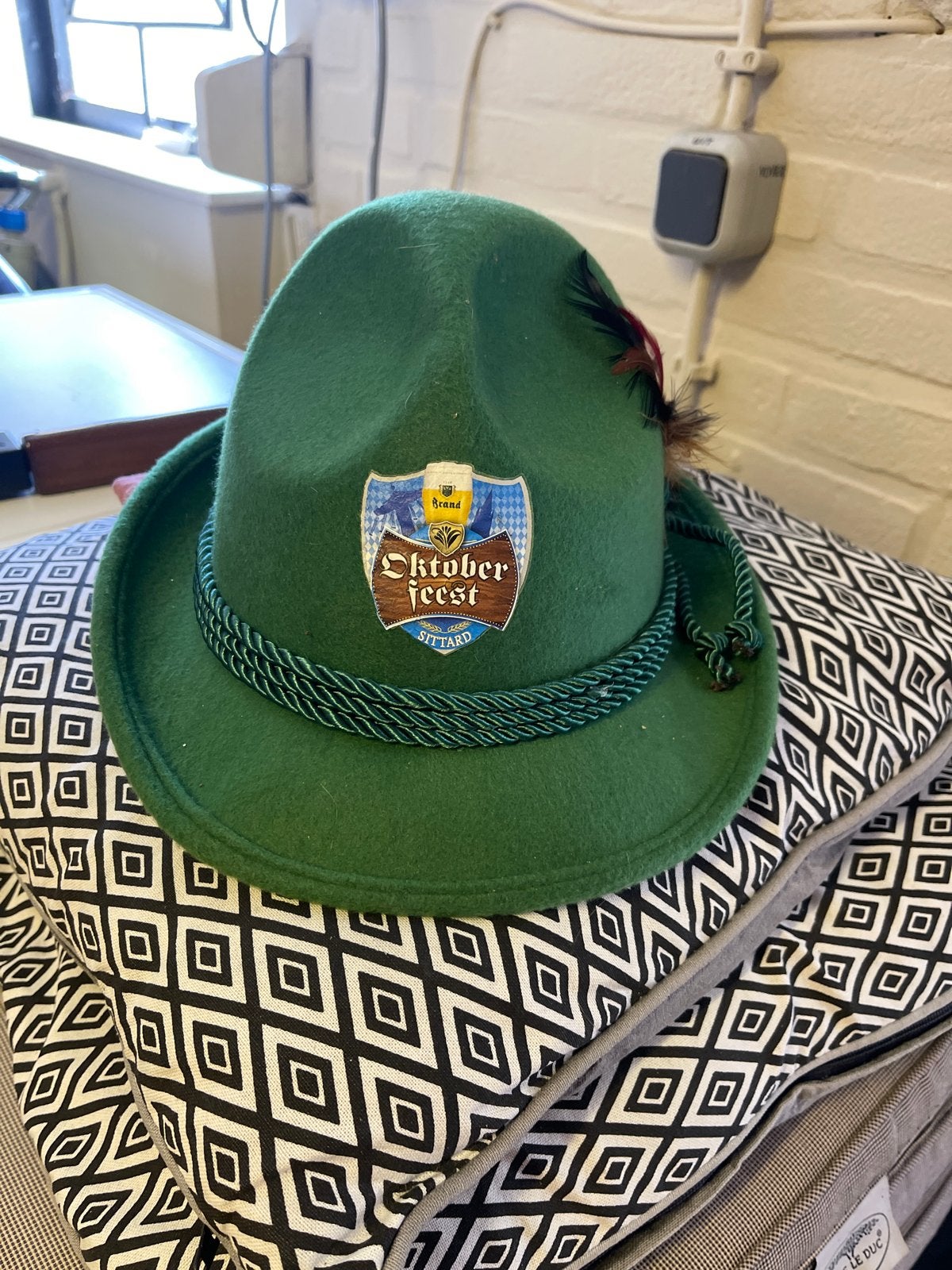 Groene Oktoberfest Hoed met Veer en Koord, Kleding | Dames, Ophalen of Verzenden, Zo goed als nieuw, One size fits all, Hoed