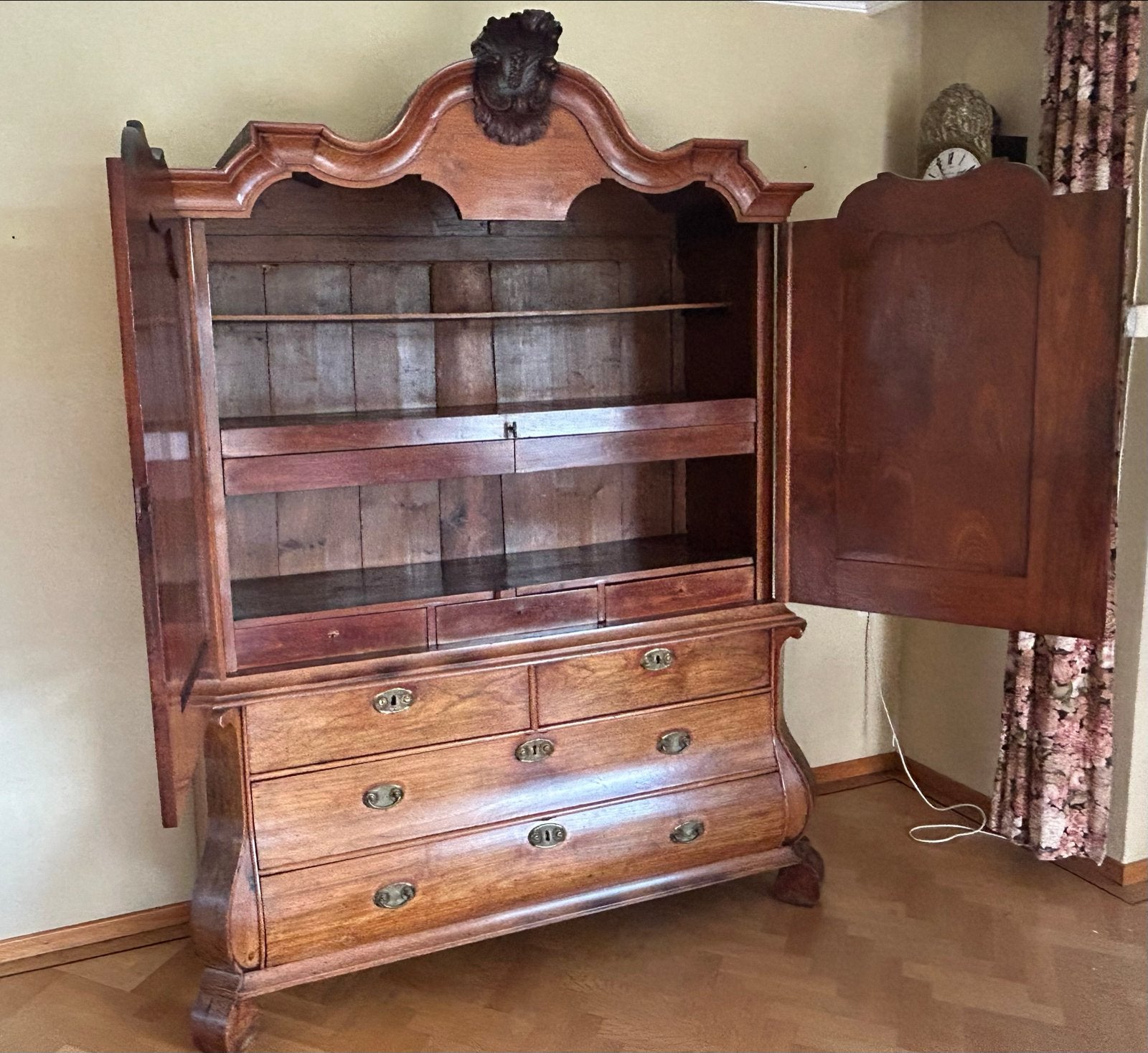 Antiek Louis XV Iepenhouten Kabinet uit de 18e Eeuw, Ophalen
