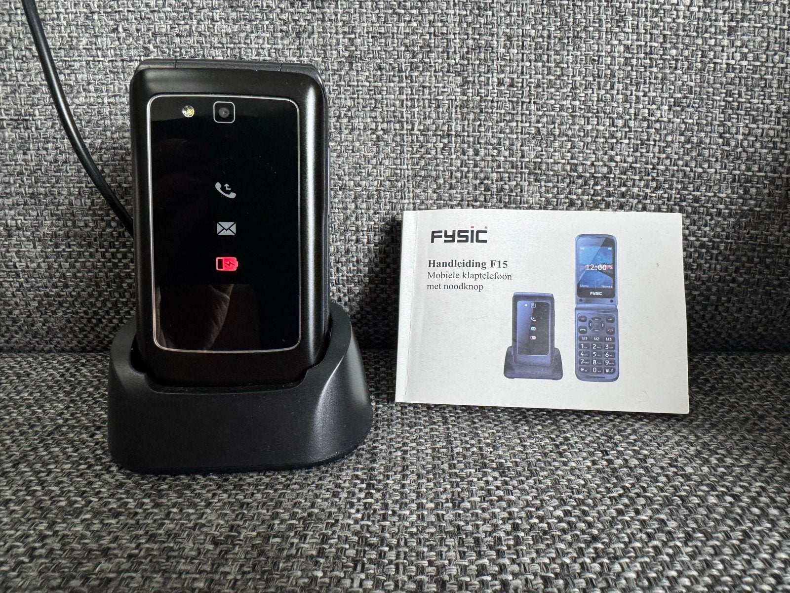Fysic F15 Mobiele Klaptelefoon met Oplaadstation, Telecommunicatie, Inklapmodel, Ophalen of Verzenden, Zonder simlock, Zonder abonnement