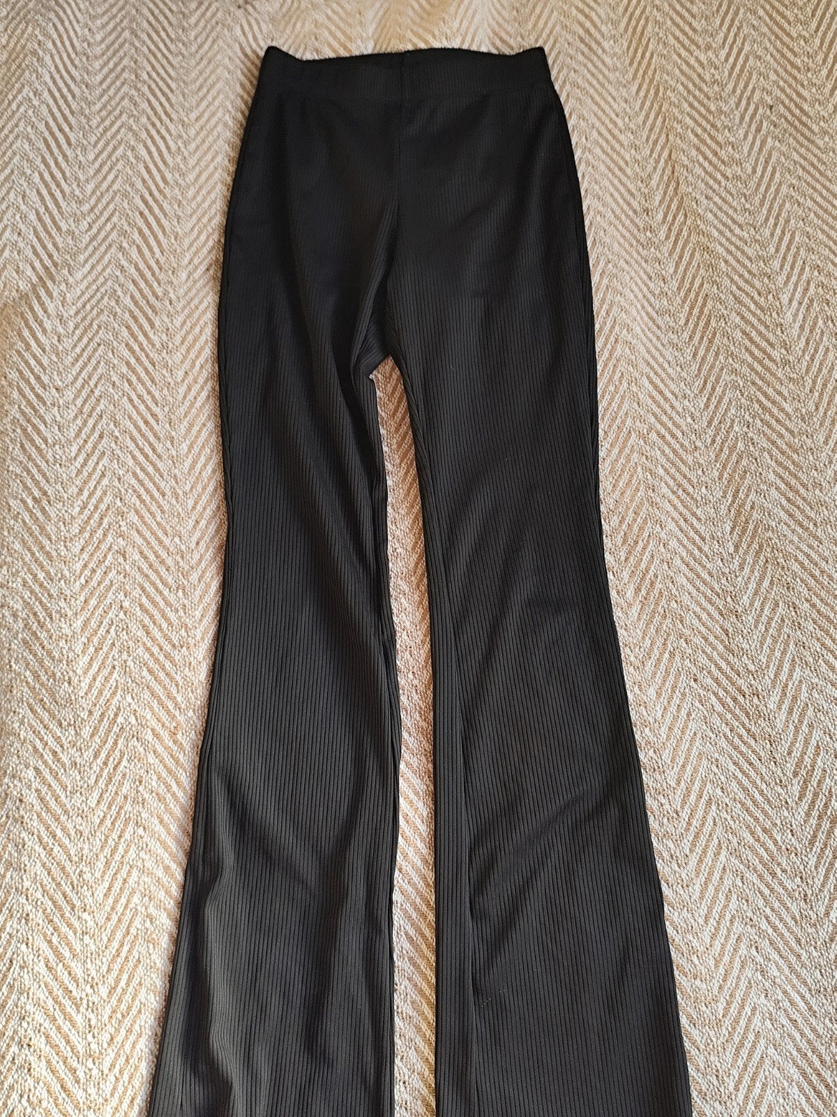 Zwarte geribbelde flared broek van Divided by H&M, Divided by H&M, Zwart, Ophalen of Verzenden, Zo goed als nieuw