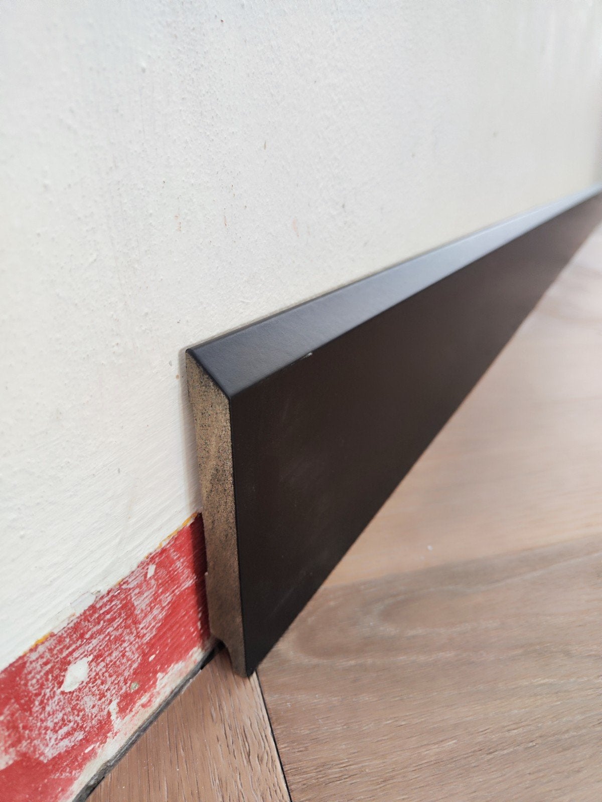 Spiksplinternieuwe zwarte MDF plinten RAL 9005 - 38 meter, Ophalen, Nieuw, Mdf, 200 tot 250 cm