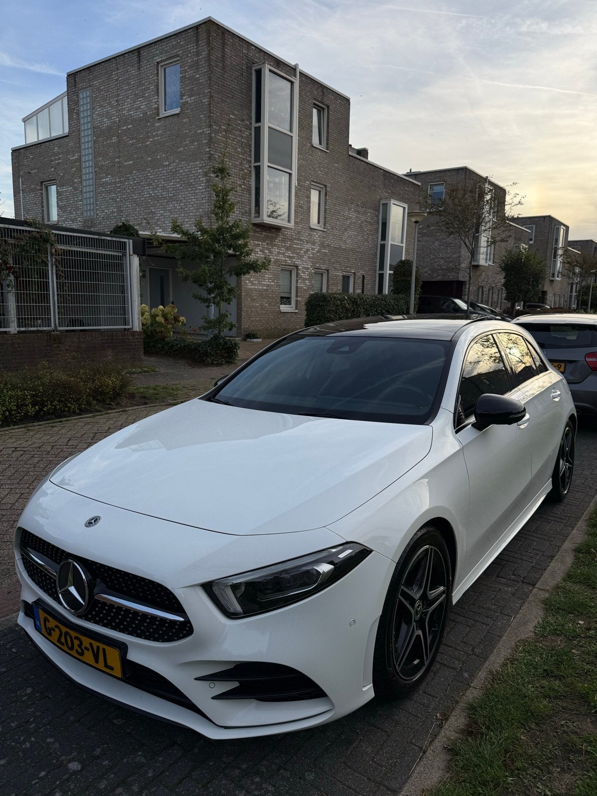 Mercedes-Benz A-Klasse A 180 AMG 360CAM/Multibeam/Dealeronde, Auto's, Dealer onderhouden, 136 pk, 4 cilinders, Wit
