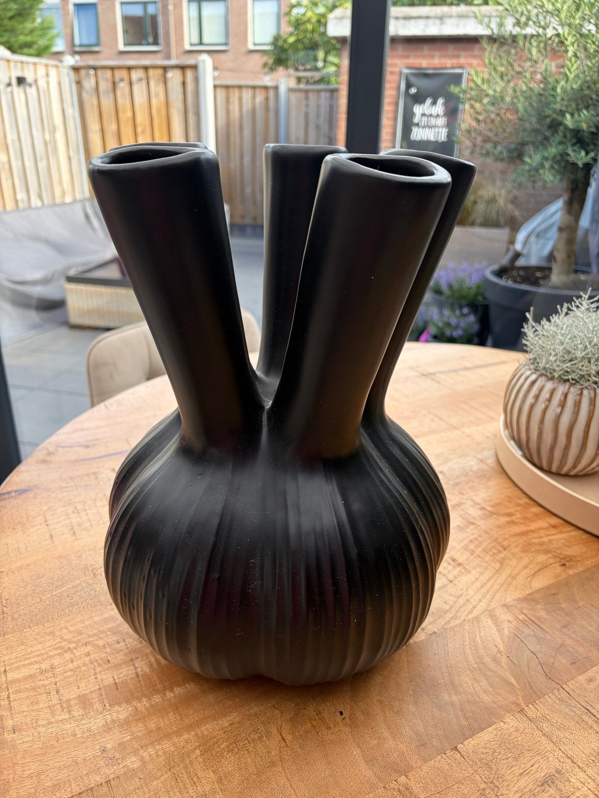 Zwarte vaas met meerdere openingen, Ophalen, Zo goed als nieuw, Geschikt voor droogbloemen, Zwart