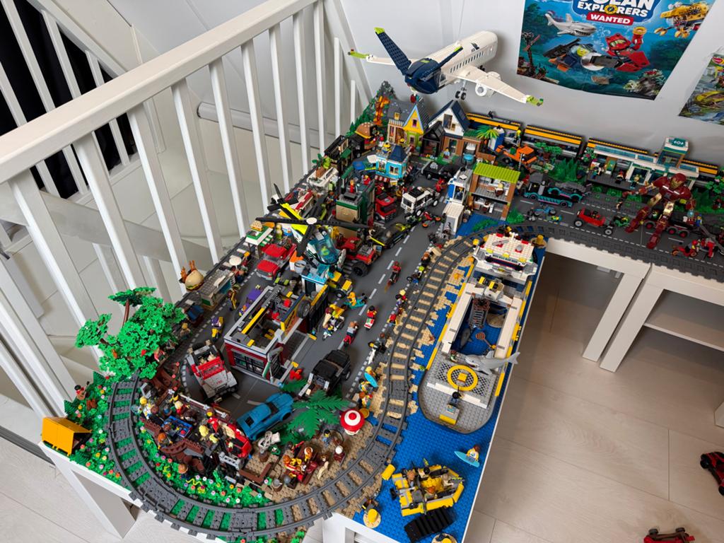 Grote LEGO City Wereld met treinen, vliegtuigen, auto + meer, Kinderen en Baby's, Speelgoed | Duplo en Lego, Inclusief minifiguren