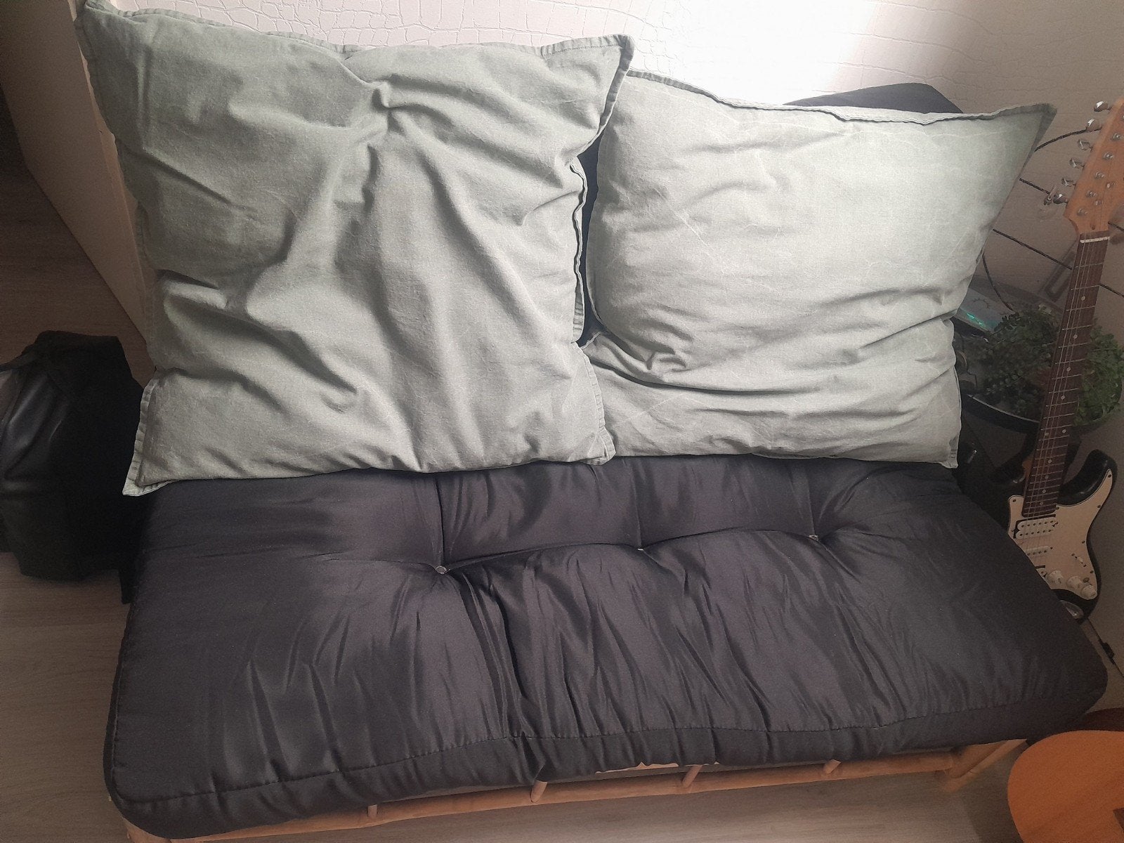 Leen Bakker bamboe bankje met kussens - uitstekende staat, Huis en Inrichting, Ophalen, Tweepersoons, 75 tot 100 cm, Zo goed als nieuw