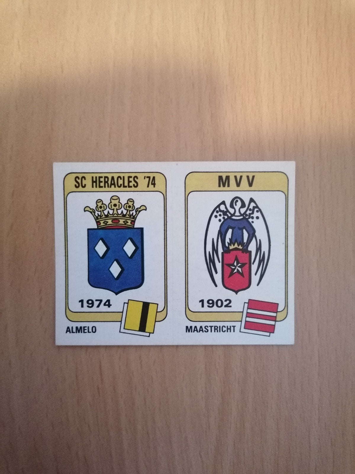 Panini Voetbal 84 #320 SC Heracles en MVV embleem., Verzamelen, Ophalen of Verzenden, Zo goed als nieuw