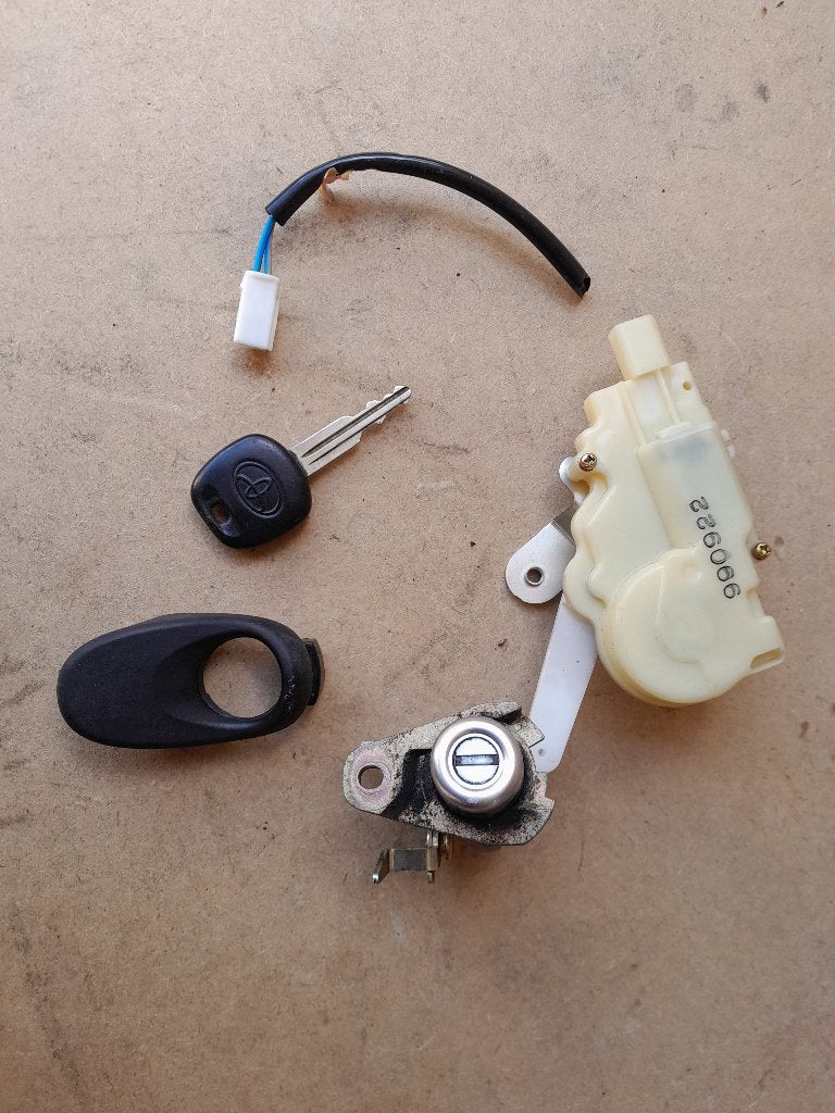 SLOT ACHTERKLEP + SLEUTEL - TOYOTA YARIS - Model P1, Auto-onderdelen, Gebruikt, Achterklep, Verzenden, Toyota