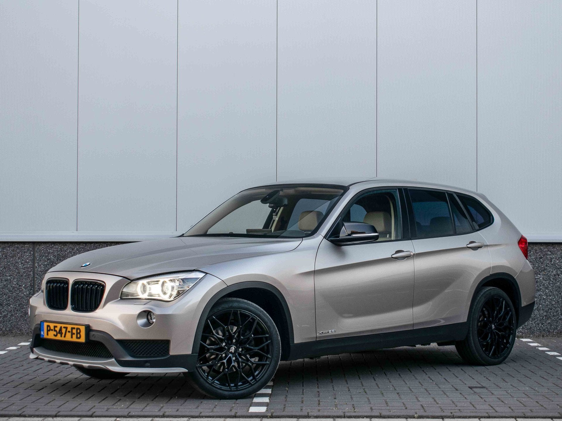 BMW X1 xDrive28i 245pk | Trekhaak 2000kg | Carplay | Leder |, Gebruikt, 4 cilinders, 2000 kg, Bedrijf