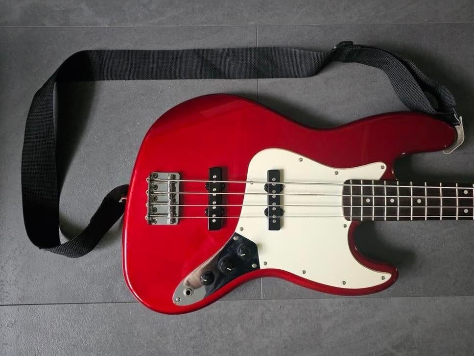Squier basgitaar by Fender., Ophalen of Verzenden, Zo goed als nieuw, Semi-solid body, Fender