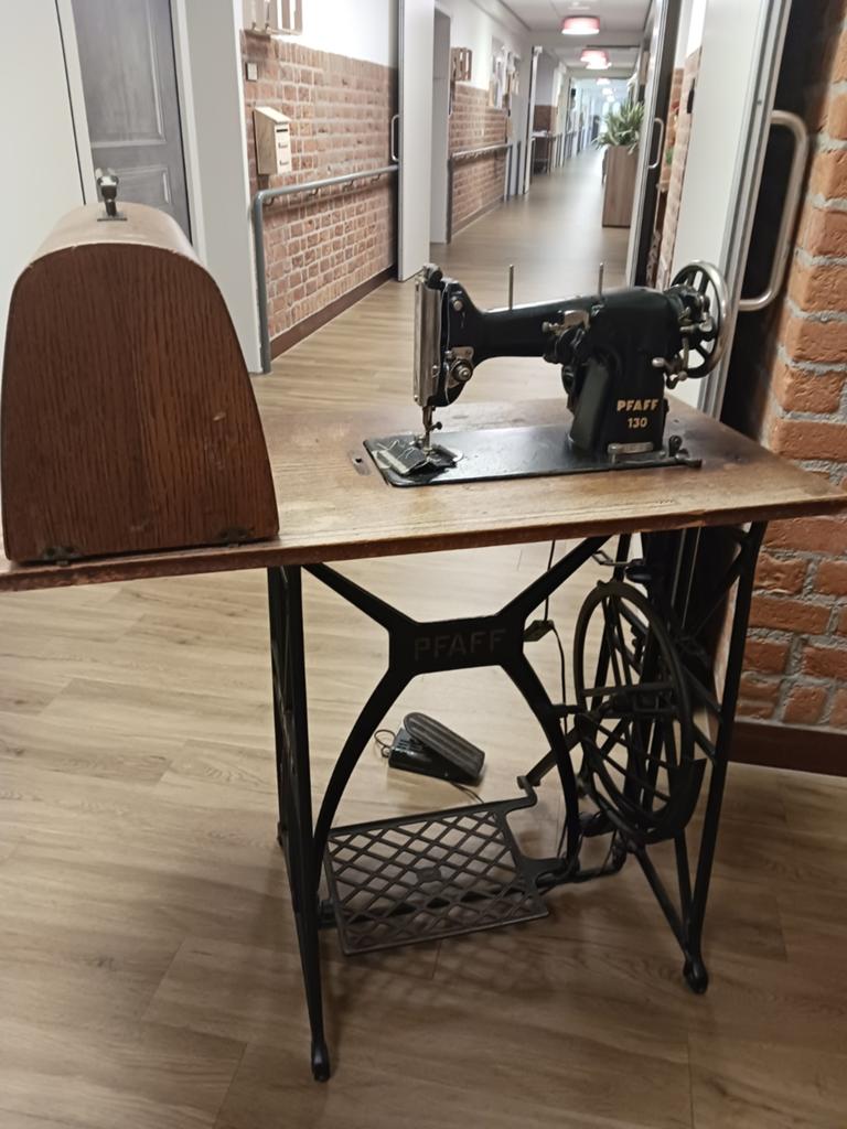 Antieke Pfaff 130 Naaimachine met Tafel en Motor, Ophalen, Gebruikt, Naaimachine, Pfaff
