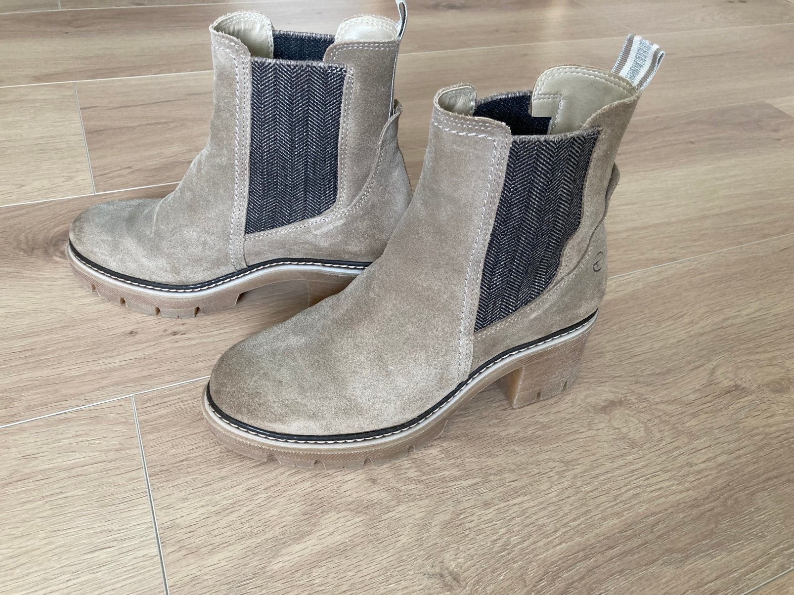 Tamaris enkellaars suède beige maat 37 zgan, Ophalen of Verzenden, Zo goed als nieuw, Beige, Lage of Enkellaarzen