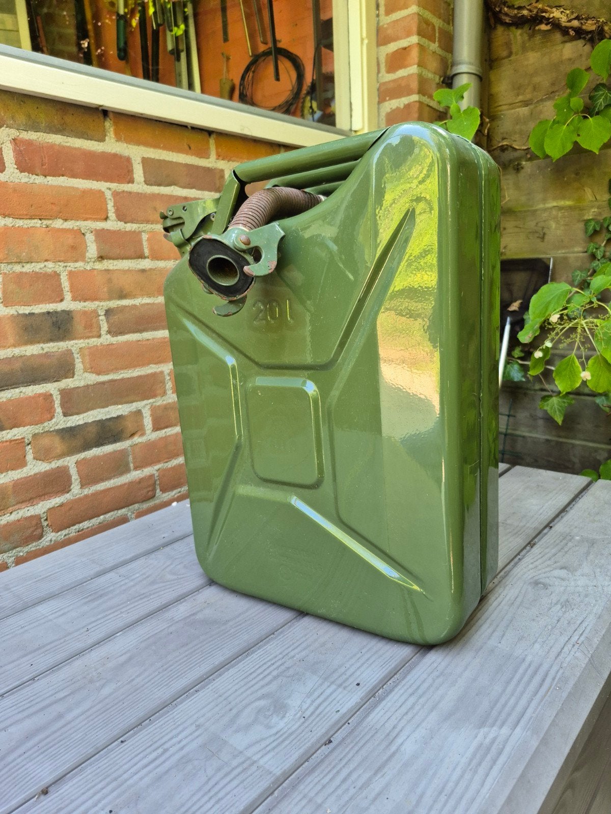 Jerrycan, Ophalen, Gebruikt