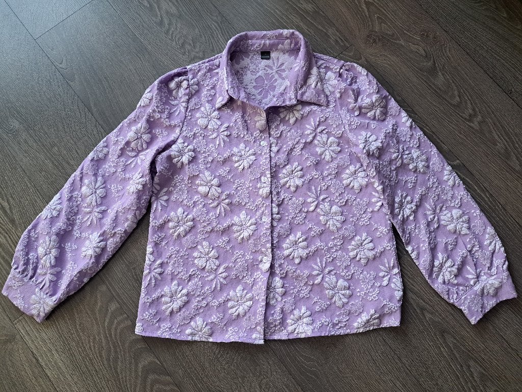 Lila Blouse met bloemenpatroon   -   L    jusa17, Paars, Maat 42/44 (L), Ophalen of Verzenden, Onbekend