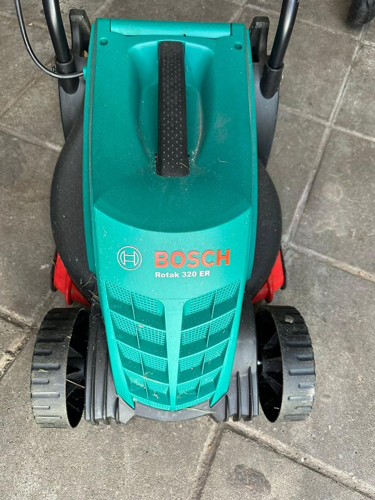 Bosch Rotak 320 ER Elektrische Grasmaaier, Tuin en Terras, Grasmaaiers, Ophalen, Cirkelmaaier, Elektrische grasmaaier, Zo goed als nieuw