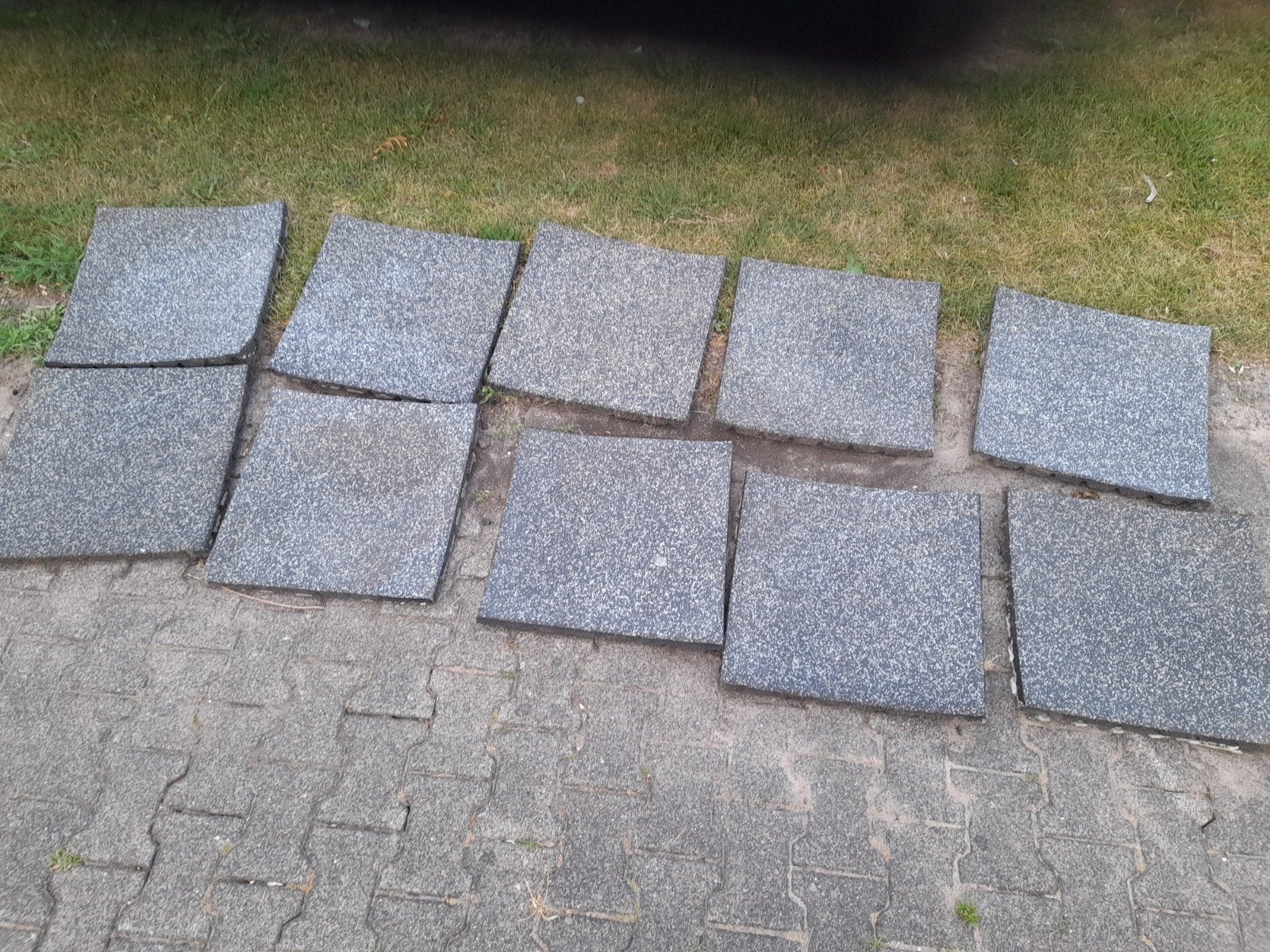 12 rubber tegels 50x50 cm zwart met grijze spikkels, Ophalen, Gebruikt, Overige typen, Rubber