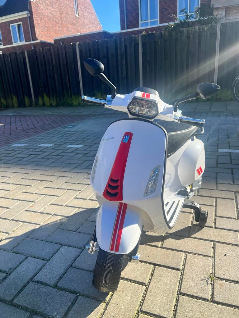 Kinder elektrische vespa sprint wit/rood, Kinderen en Baby's, Speelgoed | Buiten | Accuvoertuigen, Ophalen, Zo goed als nieuw