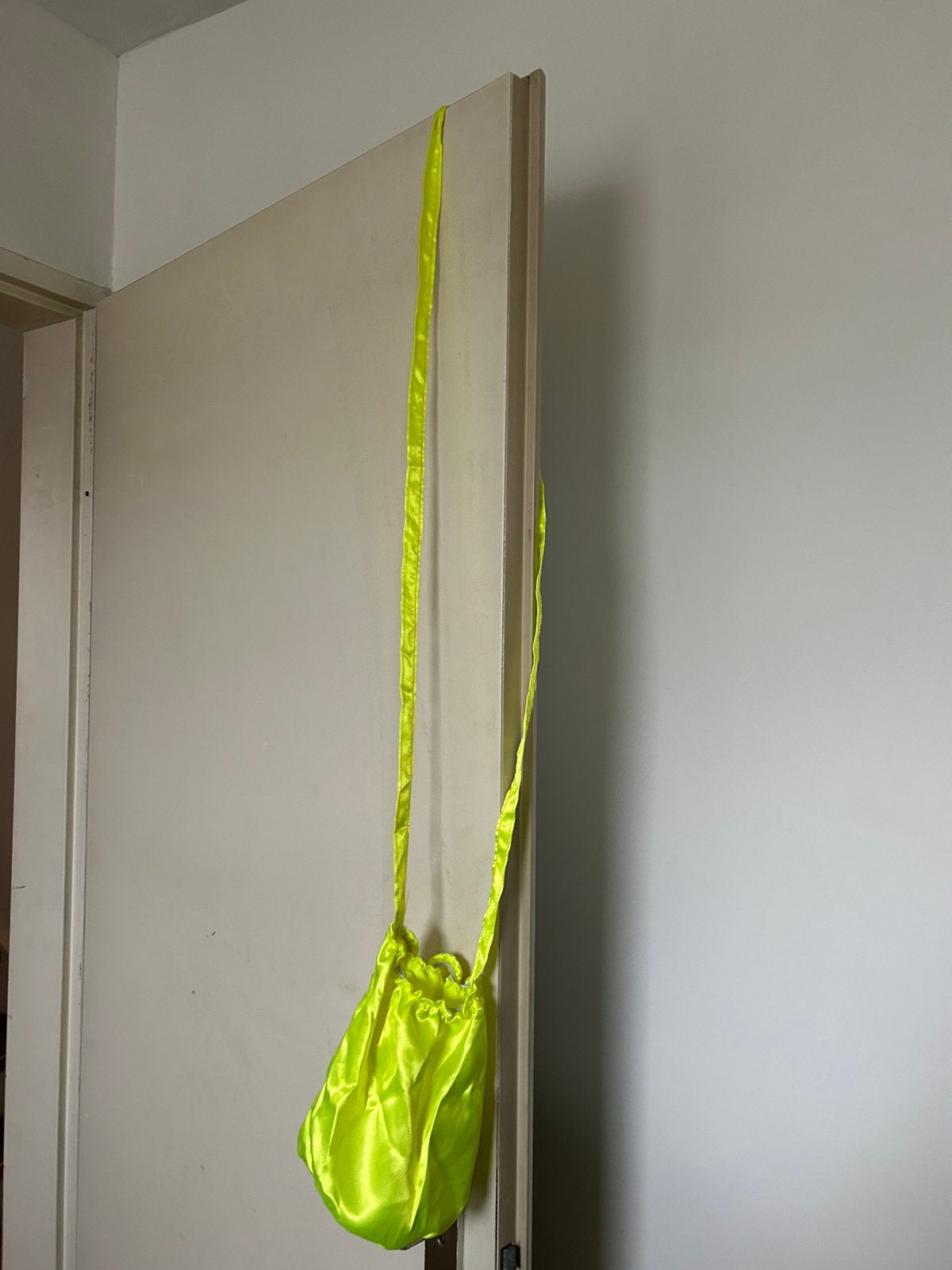 27x geel - lime groen tasje met elastiek / rond / loopgroep, Kleding | Dames, Ophalen of Verzenden, Zo goed als nieuw, Carnaval