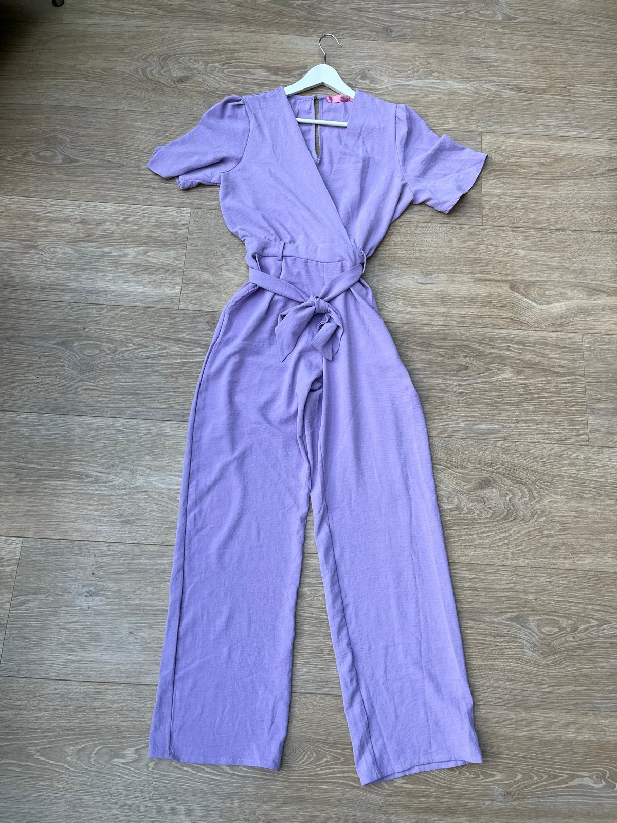 Paarse jumpsuit met strikceintuur -  L/XL, Kleding | Dames, Ophalen of Verzenden, Zo goed als nieuw, Maat 42/44 (L), Paars