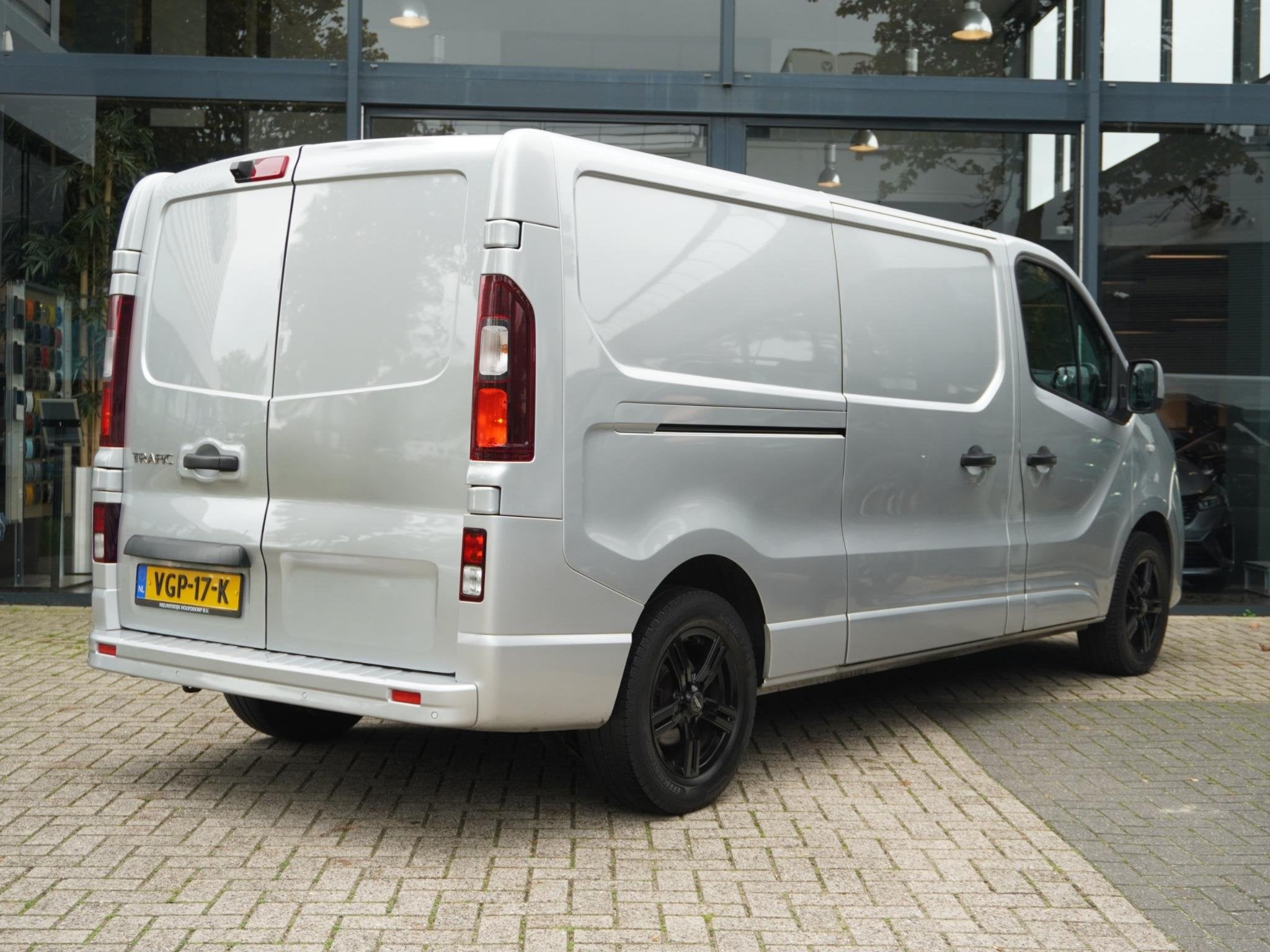 Renault Trafic 2.0 dCi 145 T29 L2H1 Luxe AUTOMAAT / DEALER O, Stof, Gebruikt, Euro 6, 4 cilinders