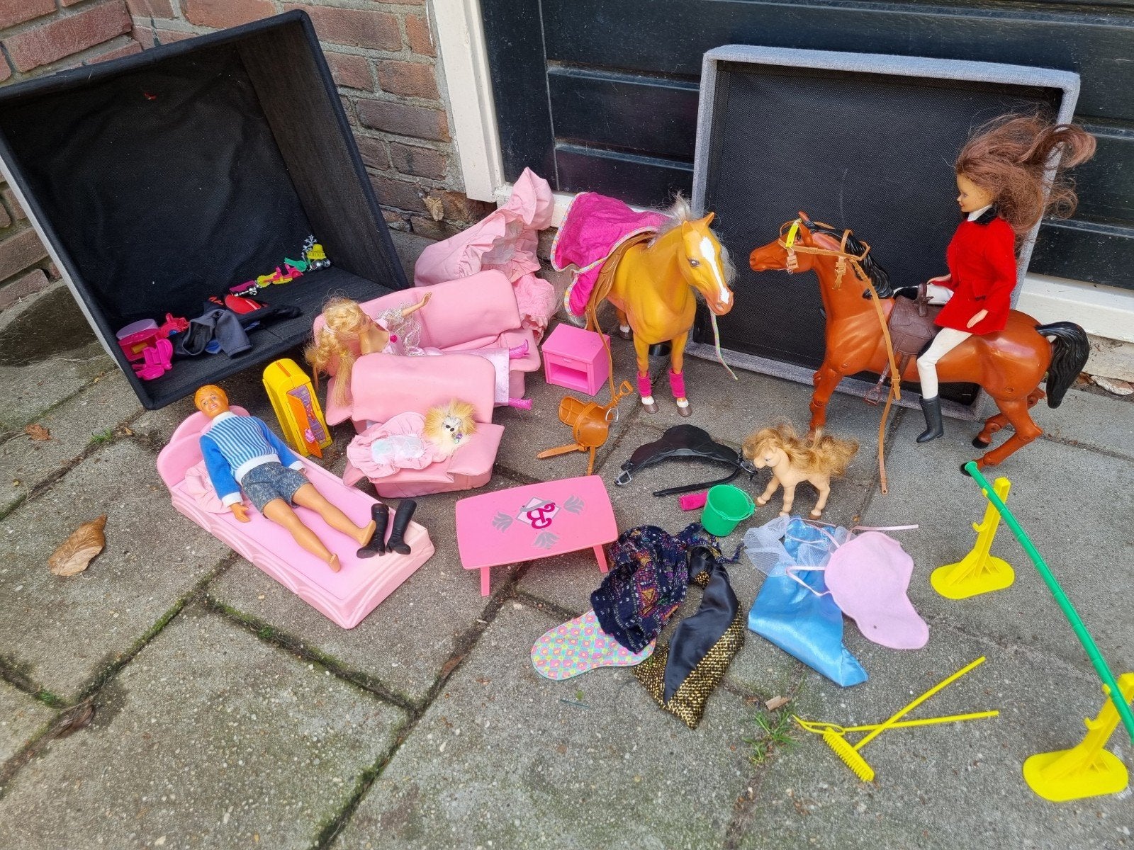 Barbys en paarden en toebehoren, Ophalen