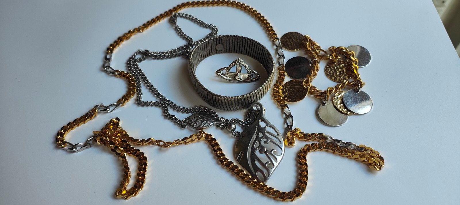 47 sieraden  kettingen, armbanden broche, Ophalen of Verzenden, Gebruikt, Goud, Overige materialen