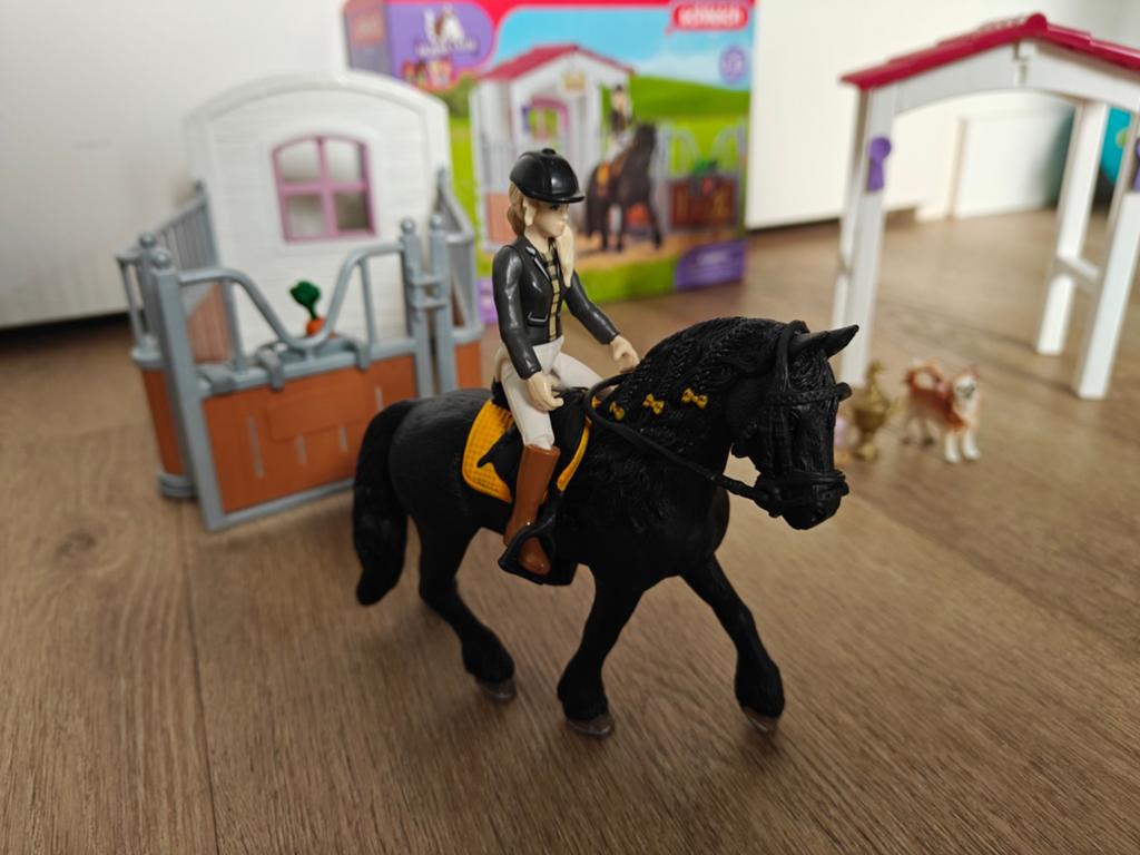 Schleich 42437 stal met ruiter en prijzen, Verzamelen, Dierenverzamelingen, Ophalen of Verzenden, Zo goed als nieuw, Paard, Beeldje of Figuurtje